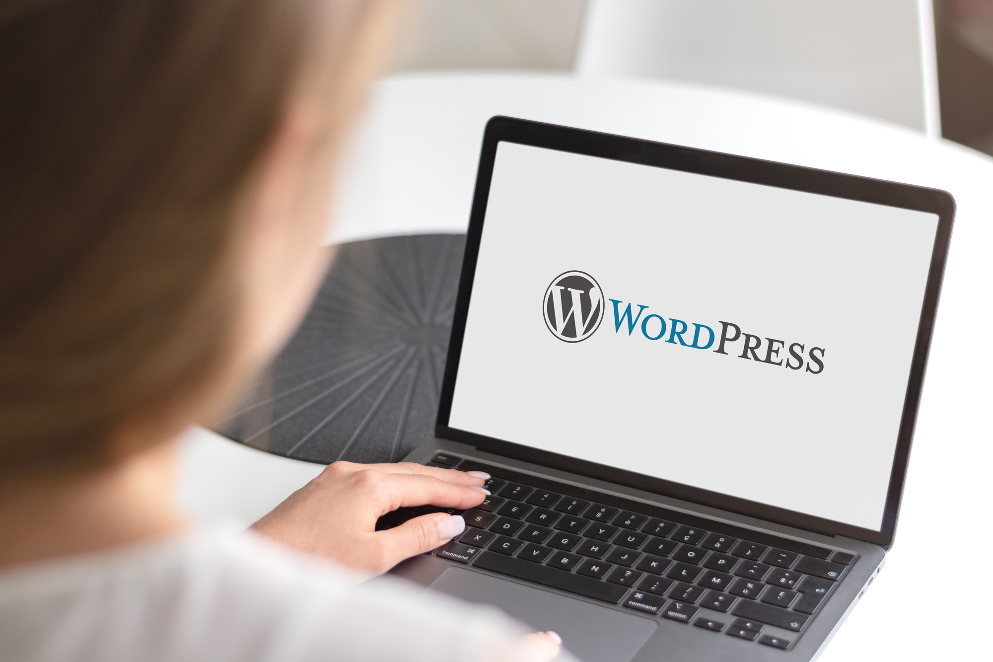 a woman is using wordpress